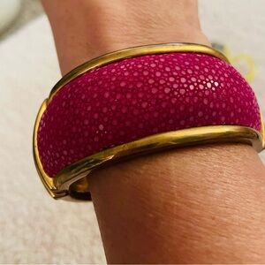 Robyn Brooks vintage Women's Stingray Hinged Bangle Bracelet in magenta